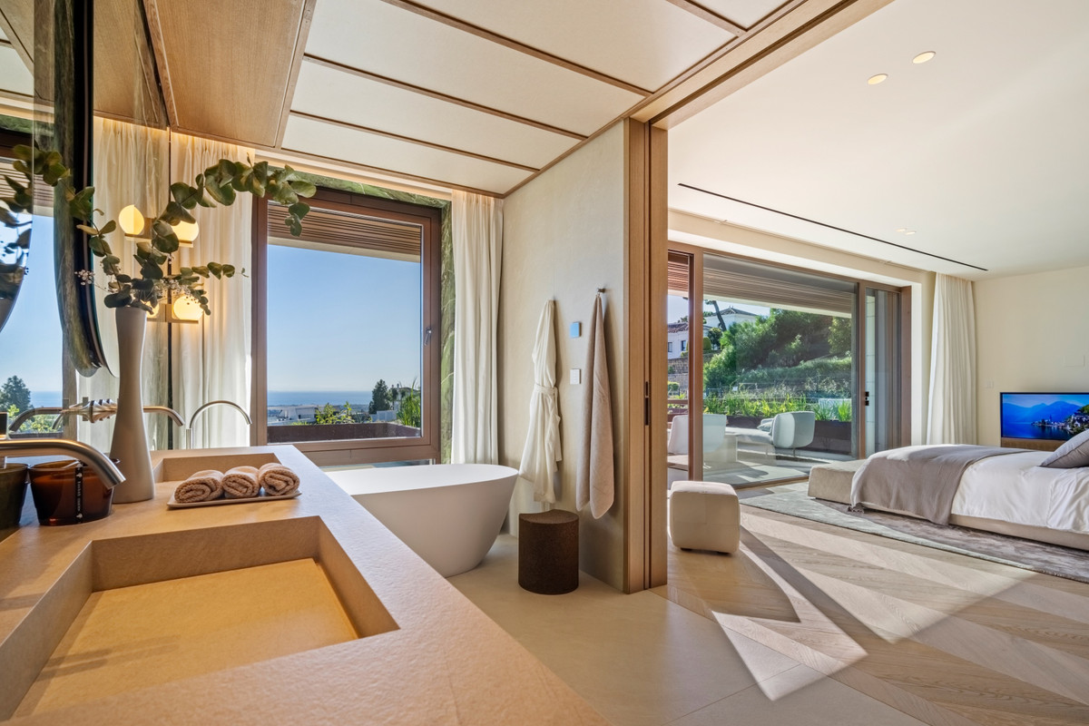 Villa de Lujo en Benahavís: Vistas y Exclusividad, Villa de lujo en Benahavís, La Quinta. Vistas panorámicas al mar y montaña. Diseño exclusivo, 5 dorm, piscina privada. Seguridad 24h. Cerca de Puerto Banús. Viv