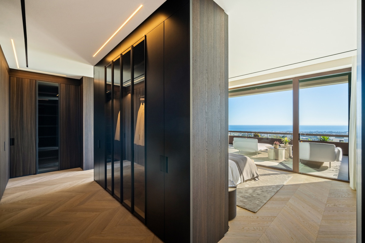Villa de Lujo en Benahavís: Vistas y Exclusividad, Villa de lujo en Benahavís, La Quinta. Vistas panorámicas al mar y montaña. Diseño exclusivo, 5 dorm, piscina privada. Seguridad 24h. Cerca de Puerto Banús. Viv