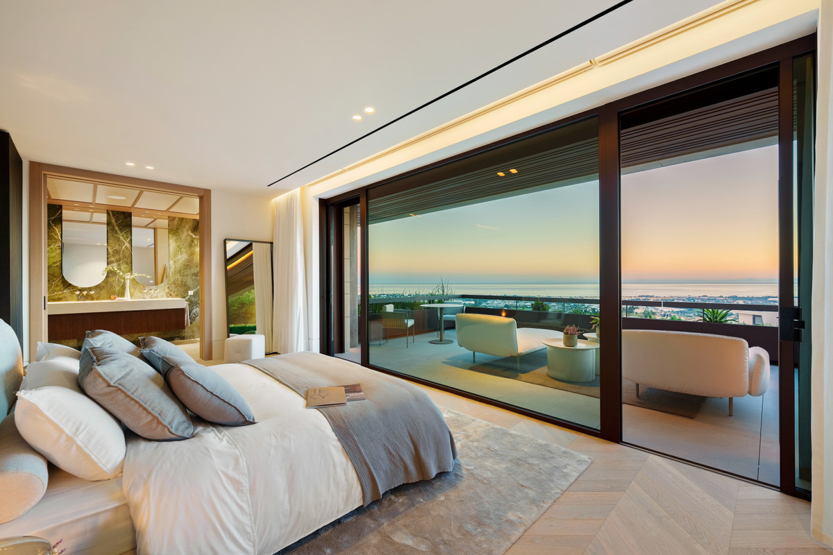 Villa de Lujo en Benahavís: Vistas y Exclusividad, Villa de lujo en Benahavís, La Quinta. Vistas panorámicas al mar y montaña. Diseño exclusivo, 5 dorm, piscina privada. Seguridad 24h. Cerca de Puerto Banús. Viv