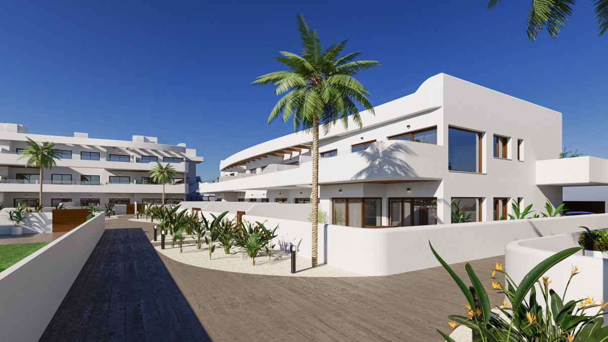 Exclusivo Apartamento con Vistas Golf y Mar Menor, Descubre este lujoso apartamento de 3 dorm. en nueva promoción en Los Alcázares, Murcia. Vistas al golf y Mar Menor. Cerca de playas y aeropuertos. ¡Tu sueño me