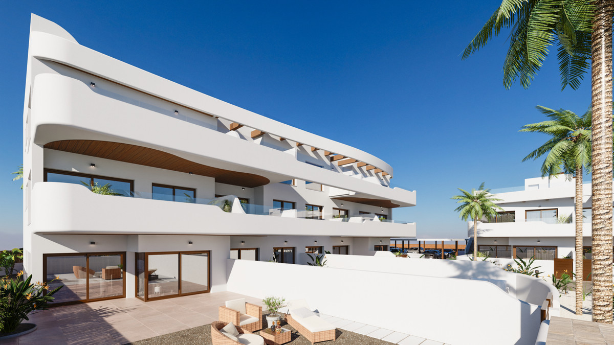 Exclusivo Apartamento con Vistas Golf y Mar Menor, Descubre este lujoso apartamento de 3 dorm. en nueva promoción en Los Alcázares, Murcia. Vistas al golf y Mar Menor. Cerca de playas y aeropuertos. ¡Tu sueño me