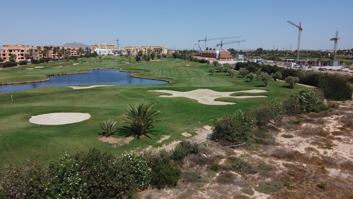 Exclusivo Apartamento con Vistas Golf y Mar Menor, Descubre este lujoso apartamento de 3 dorm. en nueva promoción en Los Alcázares, Murcia. Vistas al golf y Mar Menor. Cerca de playas y aeropuertos. ¡Tu sueño me