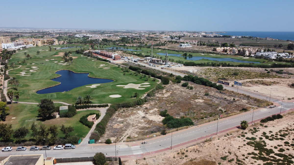 Exclusivo Apartamento con Vistas Golf y Mar Menor, Descubre este lujoso apartamento de 3 dorm. en nueva promoción en Los Alcázares, Murcia. Vistas al golf y Mar Menor. Cerca de playas y aeropuertos. ¡Tu sueño me