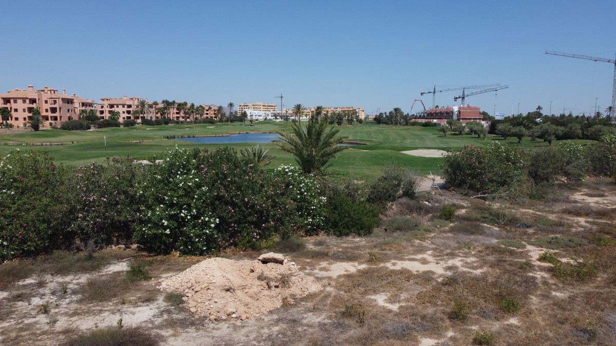 Exclusivo Apartamento con Vistas Golf y Mar Menor, Descubre este lujoso apartamento de 3 dorm. en nueva promoción en Los Alcázares, Murcia. Vistas al golf y Mar Menor. Cerca de playas y aeropuertos. ¡Tu sueño me