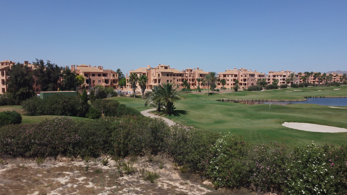 Exclusivo Apartamento con Vistas Golf y Mar Menor, Descubre este lujoso apartamento de 3 dorm. en nueva promoción en Los Alcázares, Murcia. Vistas al golf y Mar Menor. Cerca de playas y aeropuertos. ¡Tu sueño me