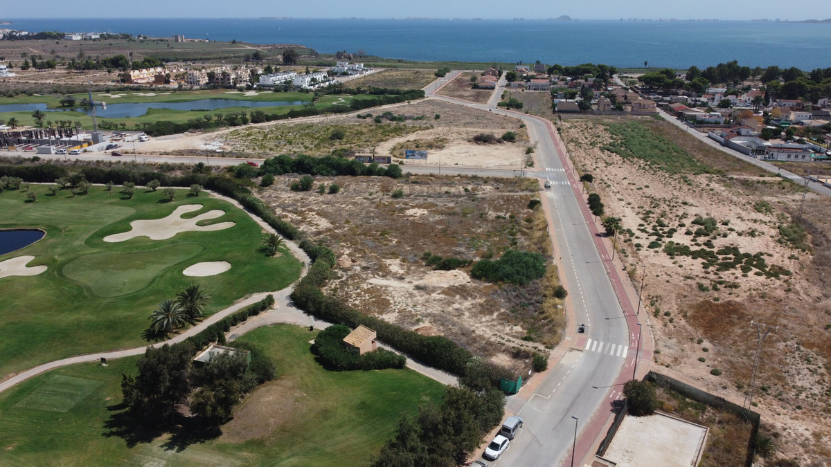 Exclusivo Apartamento con Vistas Golf y Mar Menor, Descubre este lujoso apartamento de 3 dorm. en nueva promoción en Los Alcázares, Murcia. Vistas al golf y Mar Menor. Cerca de playas y aeropuertos. ¡Tu sueño me