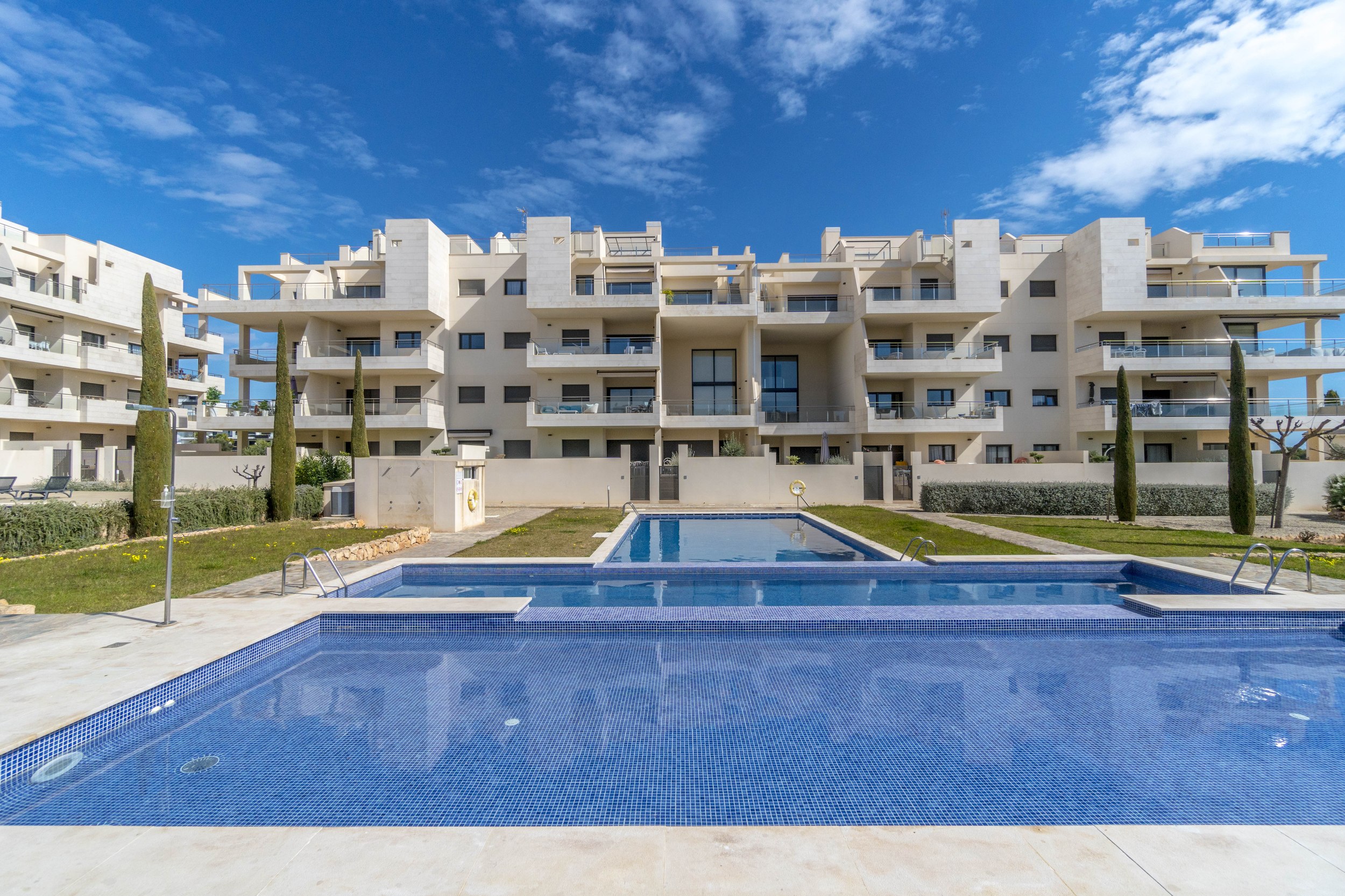 Apartamento Moderno en Villamartín: Playa, Piscina y Confort, Apartamento moderno de 2 dorm. y 2 baños en Villamartín, Orihuela Costa. Confort, diseño, piscina y playas a 2.5 km. ¡Tu inversión ideal por 310.000€!