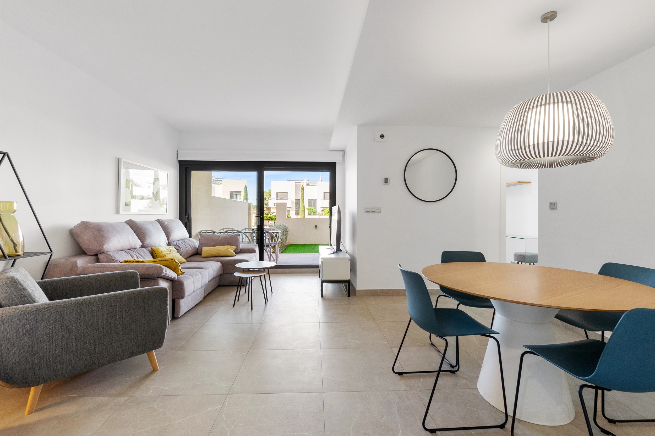 Apartamento Moderno en Villamartín: Playa, Piscina y Confort, Apartamento moderno de 2 dorm. y 2 baños en Villamartín, Orihuela Costa. Confort, diseño, piscina y playas a 2.5 km. ¡Tu inversión ideal por 310.000€!
