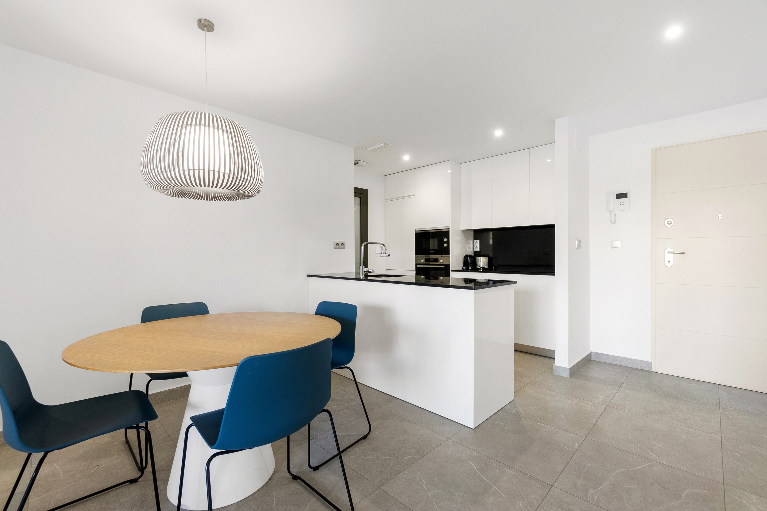 Apartamento Moderno en Villamartín: Playa, Piscina y Confort, Apartamento moderno de 2 dorm. y 2 baños en Villamartín, Orihuela Costa. Confort, diseño, piscina y playas a 2.5 km. ¡Tu inversión ideal por 310.000€!