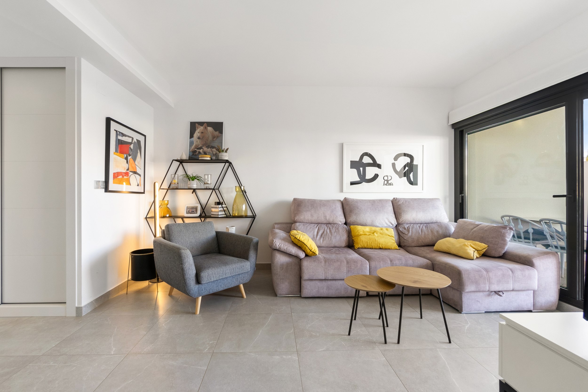 Apartamento Moderno en Villamartín: Playa, Piscina y Confort, Apartamento moderno de 2 dorm. y 2 baños en Villamartín, Orihuela Costa. Confort, diseño, piscina y playas a 2.5 km. ¡Tu inversión ideal por 310.000€!