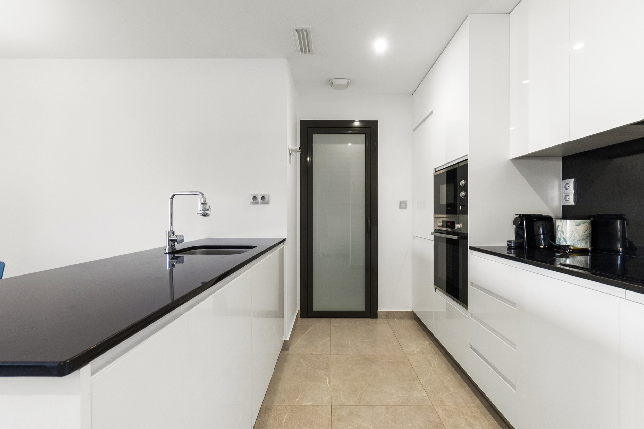 Apartamento Moderno en Villamartín: Playa, Piscina y Confort, Apartamento moderno de 2 dorm. y 2 baños en Villamartín, Orihuela Costa. Confort, diseño, piscina y playas a 2.5 km. ¡Tu inversión ideal por 310.000€!