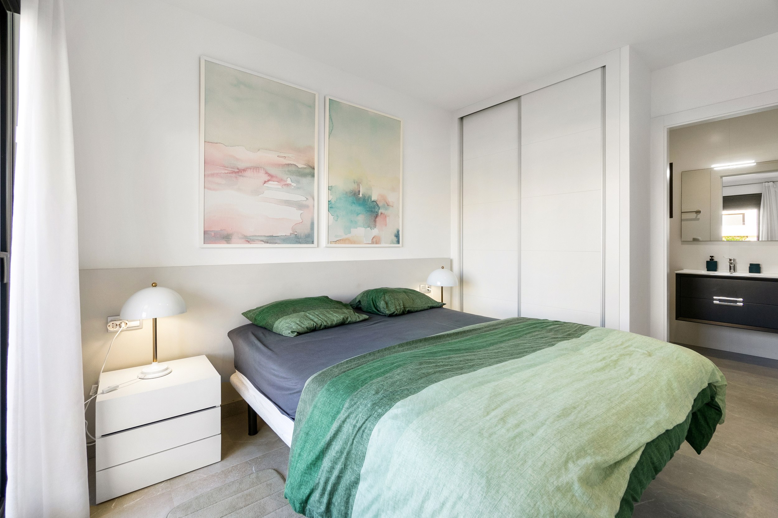 Apartamento Moderno en Villamartín: Playa, Piscina y Confort, Apartamento moderno de 2 dorm. y 2 baños en Villamartín, Orihuela Costa. Confort, diseño, piscina y playas a 2.5 km. ¡Tu inversión ideal por 310.000€!