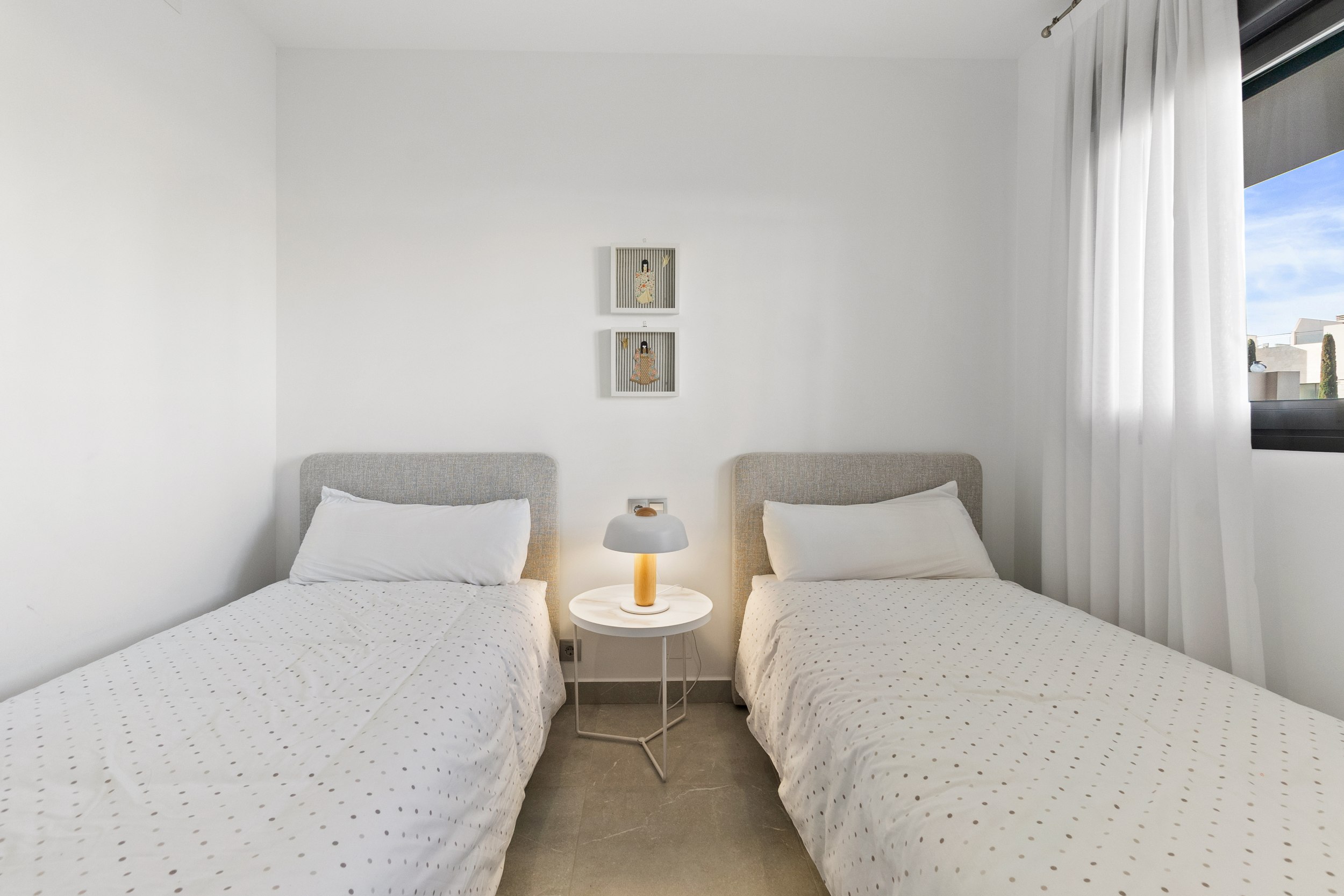 Apartamento Moderno en Villamartín: Playa, Piscina y Confort, Apartamento moderno de 2 dorm. y 2 baños en Villamartín, Orihuela Costa. Confort, diseño, piscina y playas a 2.5 km. ¡Tu inversión ideal por 310.000€!
