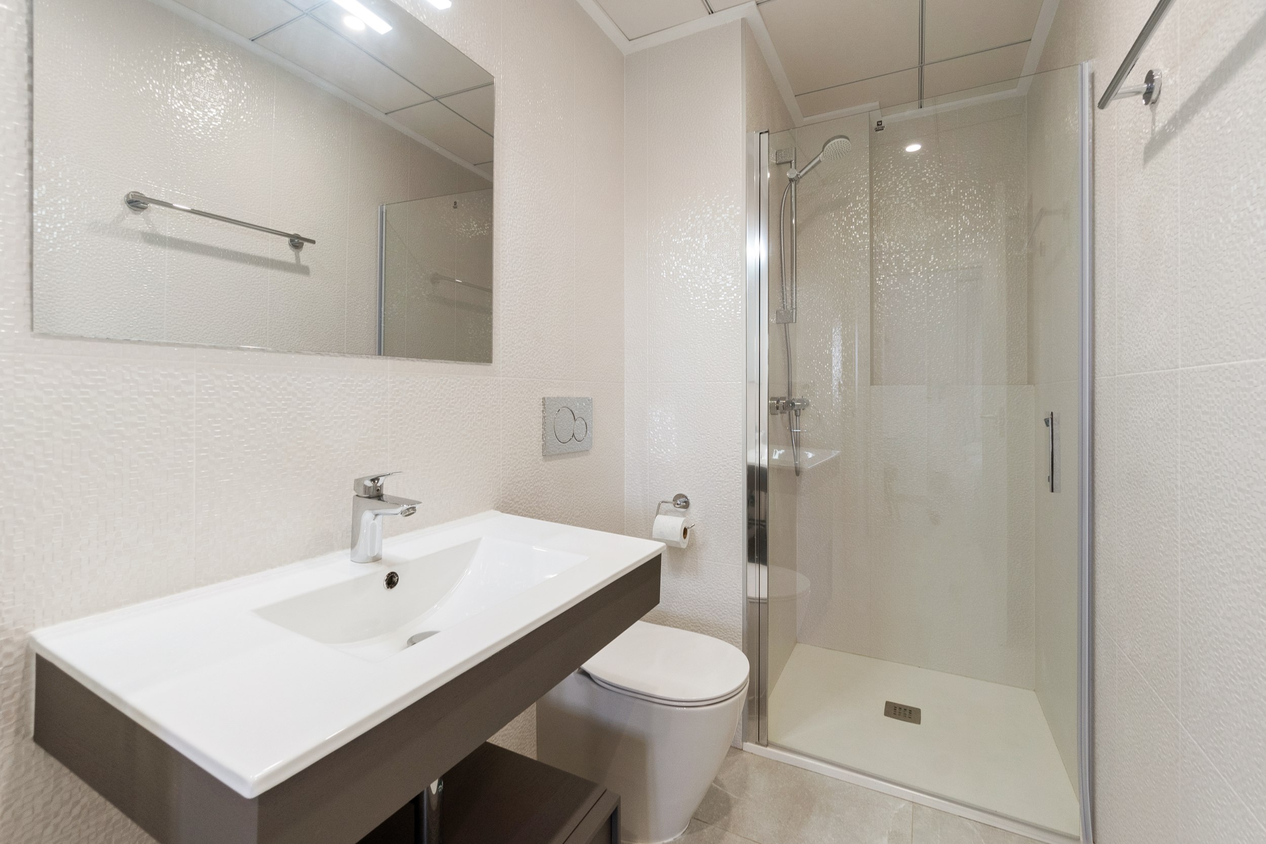 Apartamento Moderno en Villamartín: Playa, Piscina y Confort, Apartamento moderno de 2 dorm. y 2 baños en Villamartín, Orihuela Costa. Confort, diseño, piscina y playas a 2.5 km. ¡Tu inversión ideal por 310.000€!