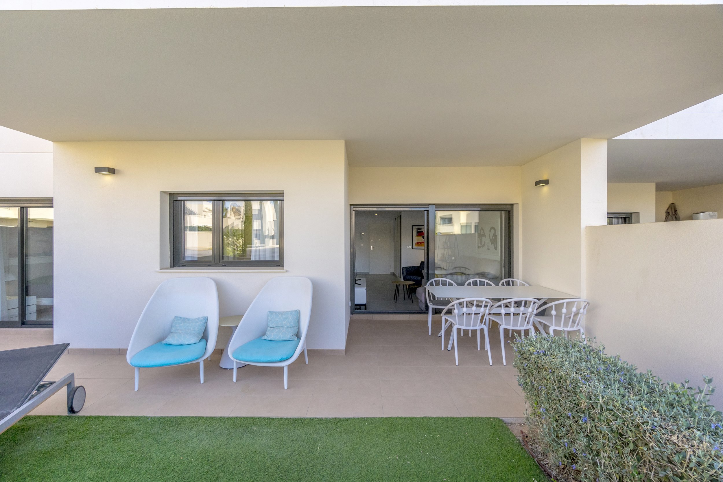 Apartamento Moderno en Villamartín: Playa, Piscina y Confort, Apartamento moderno de 2 dorm. y 2 baños en Villamartín, Orihuela Costa. Confort, diseño, piscina y playas a 2.5 km. ¡Tu inversión ideal por 310.000€!