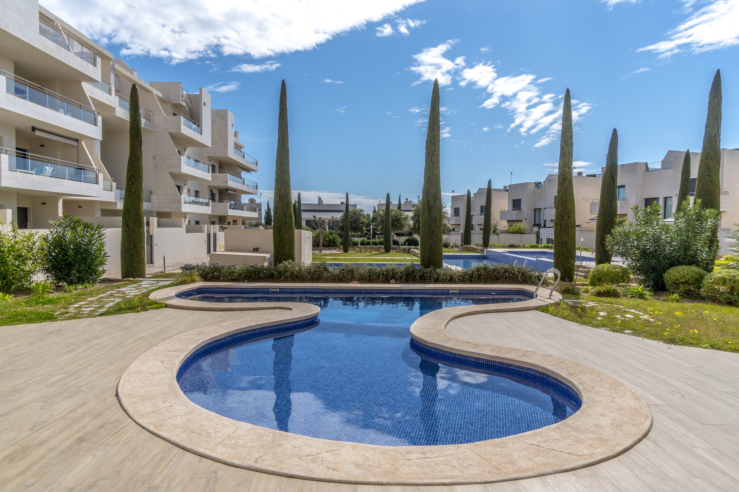 Apartamento Moderno en Villamartín: Playa, Piscina y Confort, Apartamento moderno de 2 dorm. y 2 baños en Villamartín, Orihuela Costa. Confort, diseño, piscina y playas a 2.5 km. ¡Tu inversión ideal por 310.000€!