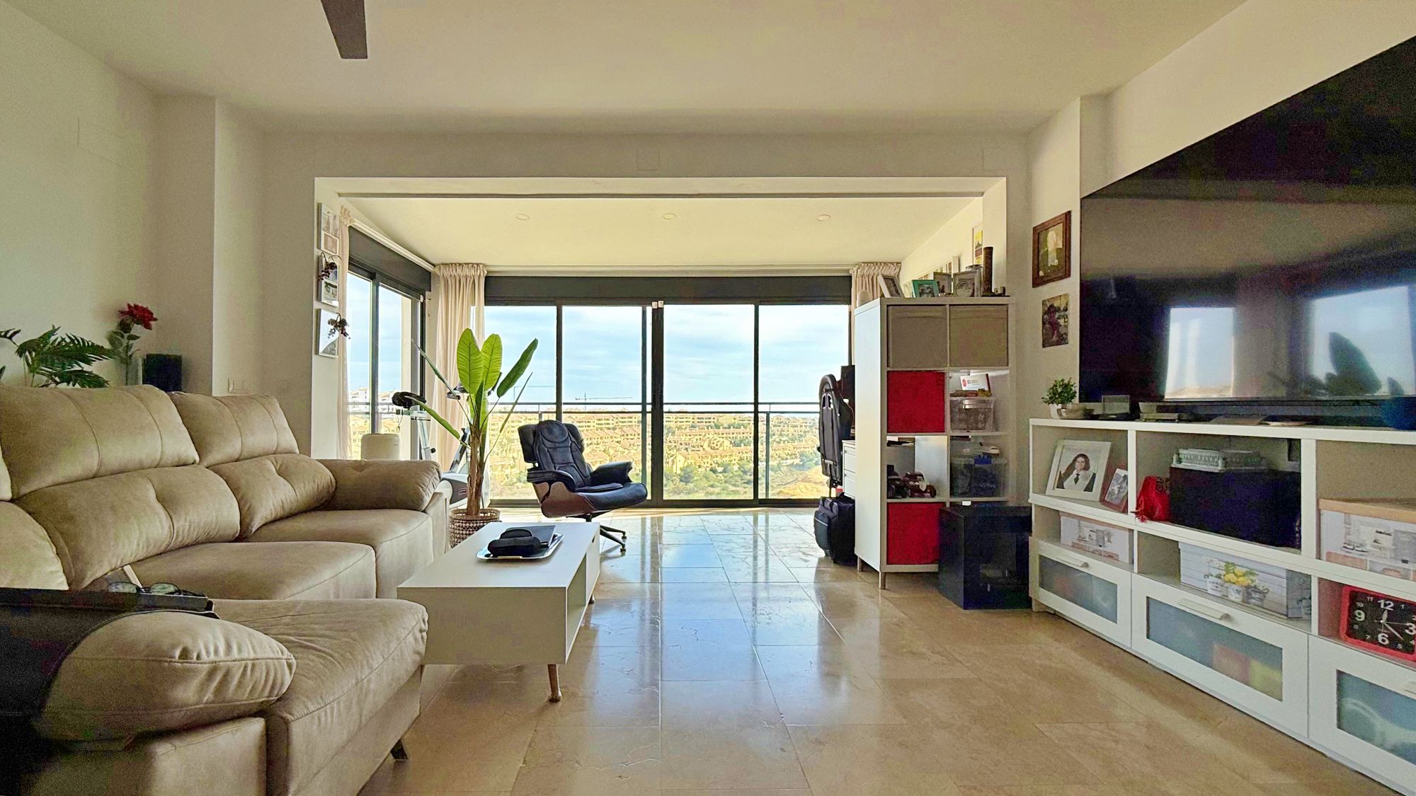 Ático Exclusivo en Campoamor: Vistas Panorámicas Mar y Naturaleza., Ático de lujo en Campoamor, Orihuela Costa. Disfrute de 2 dorm, 2 baños, terraza y solárium privado con vistas al mar. Ubicación privilegiada. ¡Su sueño mediter