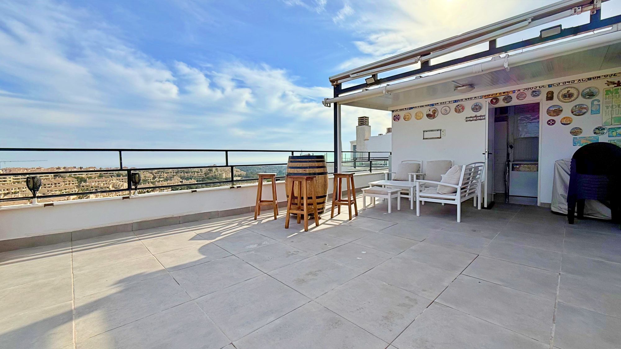 Ático Exclusivo en Campoamor: Vistas Panorámicas Mar y Naturaleza., Ático de lujo en Campoamor, Orihuela Costa. Disfrute de 2 dorm, 2 baños, terraza y solárium privado con vistas al mar. Ubicación privilegiada. ¡Su sueño mediter