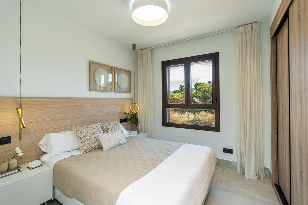 Mijas: Adosado Frontline Golf con Vistas Únicas, Lujosos adosados en primera línea de golf en La Cala Resort, Mijas. Vistas panorámicas, piscina, jardines. 3 dormitorios, Clase A. Acceso a servicios premium. ¡
