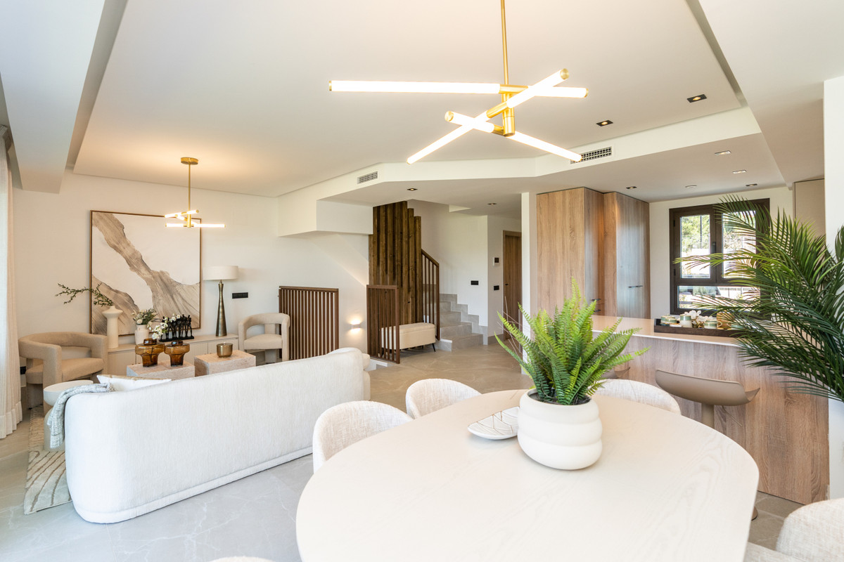 Mijas: Adosado Frontline Golf con Vistas Únicas, Lujosos adosados en primera línea de golf en La Cala Resort, Mijas. Vistas panorámicas, piscina, jardines. 3 dormitorios, Clase A. Acceso a servicios premium. ¡