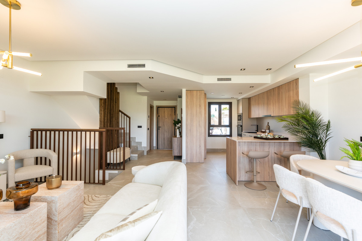 Mijas: Adosado Frontline Golf con Vistas Únicas, Lujosos adosados en primera línea de golf en La Cala Resort, Mijas. Vistas panorámicas, piscina, jardines. 3 dormitorios, Clase A. Acceso a servicios premium. ¡