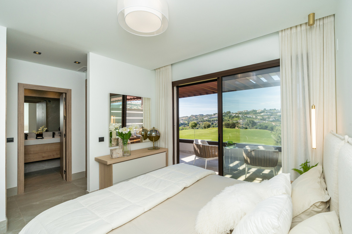 Mijas: Adosado Frontline Golf con Vistas Únicas, Lujosos adosados en primera línea de golf en La Cala Resort, Mijas. Vistas panorámicas, piscina, jardines. 3 dormitorios, Clase A. Acceso a servicios premium. ¡