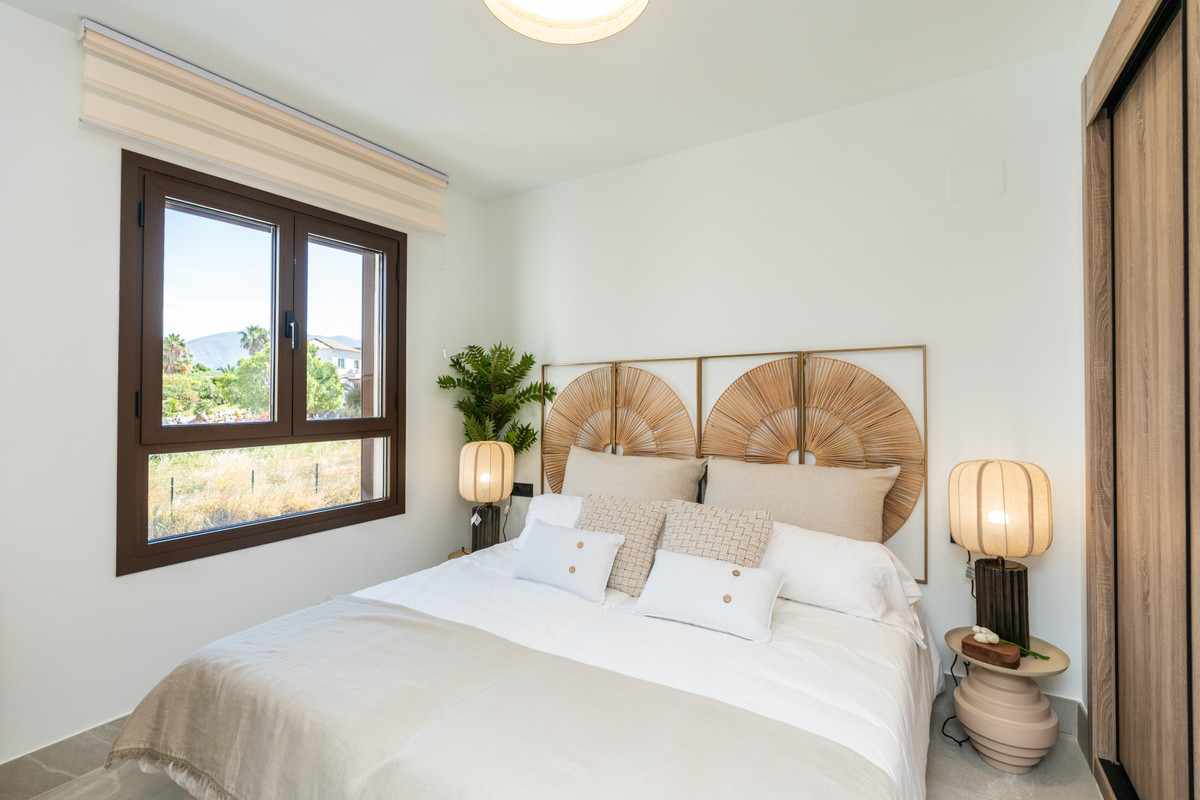 Mijas: Adosado Frontline Golf con Vistas Únicas, Lujosos adosados en primera línea de golf en La Cala Resort, Mijas. Vistas panorámicas, piscina, jardines. 3 dormitorios, Clase A. Acceso a servicios premium. ¡
