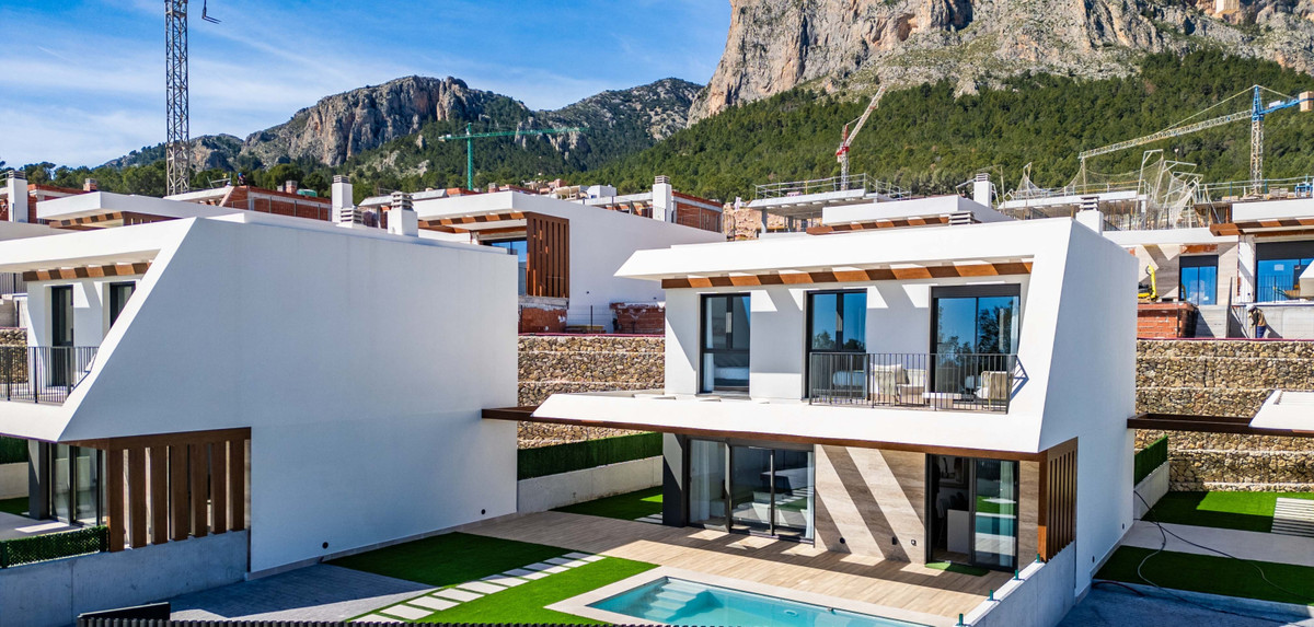 Villa de Ensueño en Polop: Vistas Mar y Montaña, Descubre villa de lujo 3D en Polop, Alicante (Costa Blanca). Vistas panorámicas Altea/montañas. Terrazas, opción piscina. Cocina equipada. ¡Tu vida mediterránea