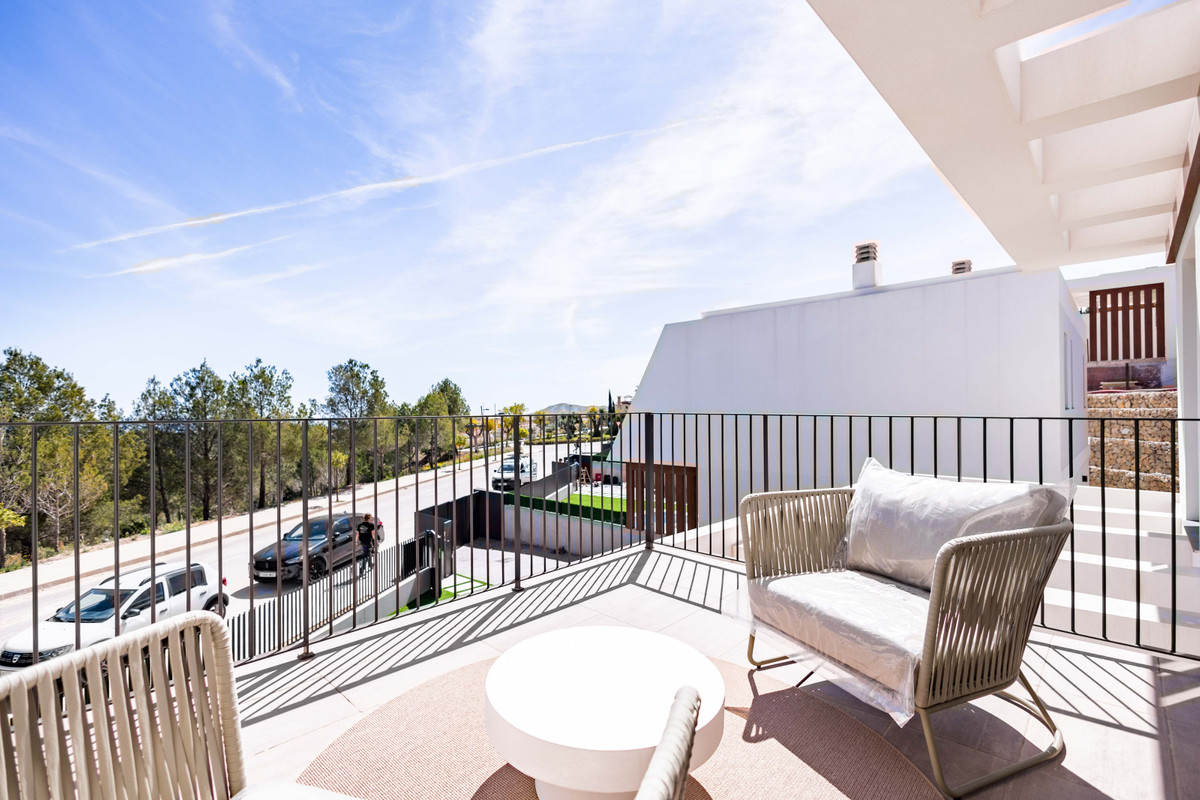 Villa de Ensueño en Polop: Vistas Mar y Montaña, Descubre villa de lujo 3D en Polop, Alicante (Costa Blanca). Vistas panorámicas Altea/montañas. Terrazas, opción piscina. Cocina equipada. ¡Tu vida mediterránea