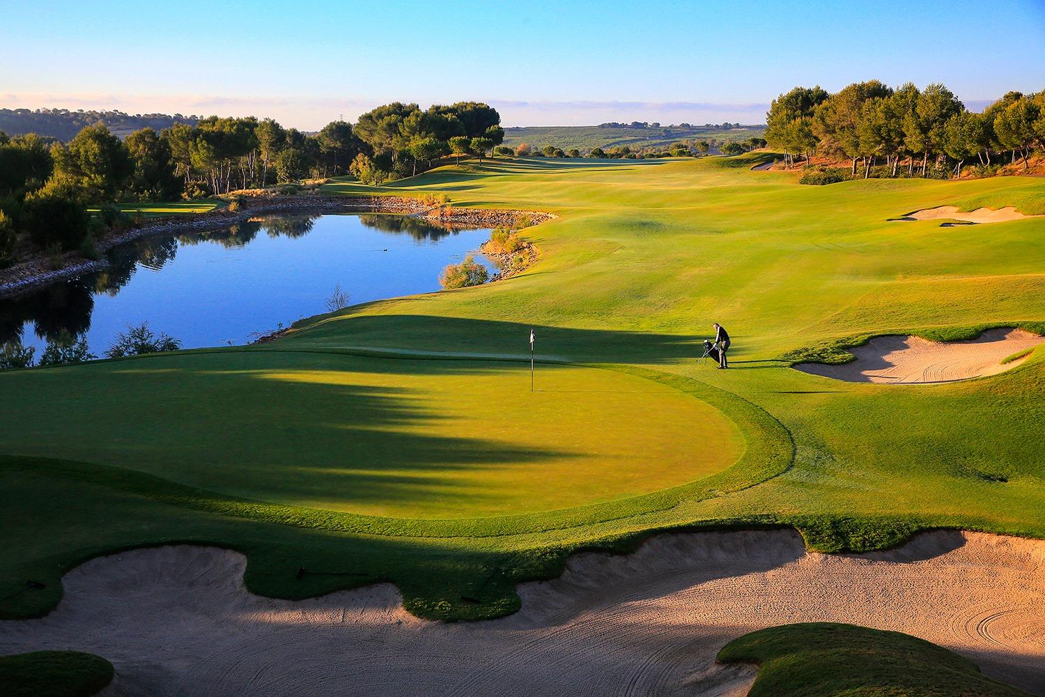 Villa de Lujo en Las Colinas Golf: Tu Paraíso en Alicante, Villas de lujo en Las Colinas Golf, Orihuela Costa. Invierta en un oasis galardonado con golf, naturaleza y playas cerca. Diseños modernos, privacidad y vistas.