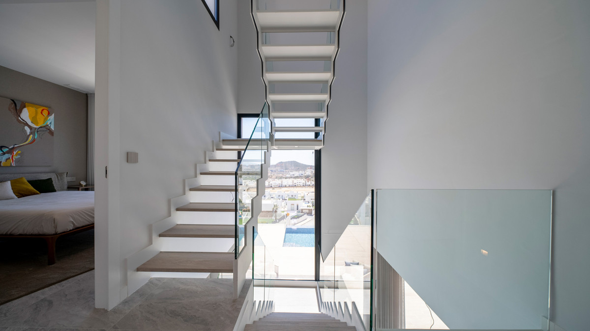 Finestrat: Lujo Exclusivo con Vistas Infinitas al Mar, Villa de lujo exclusiva en Finestrat, Alicante. Vistas al mar inigualables, skyline Benidorm, piscina infinity y 5 suites. Vive el sueño mediterráneo en Costa B