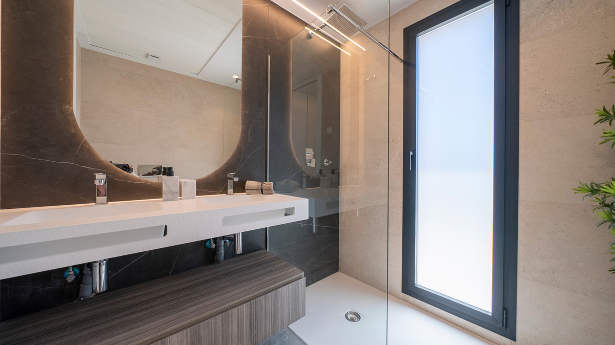 Finestrat: Lujo Exclusivo con Vistas Infinitas al Mar, Villa de lujo exclusiva en Finestrat, Alicante. Vistas al mar inigualables, skyline Benidorm, piscina infinity y 5 suites. Vive el sueño mediterráneo en Costa B