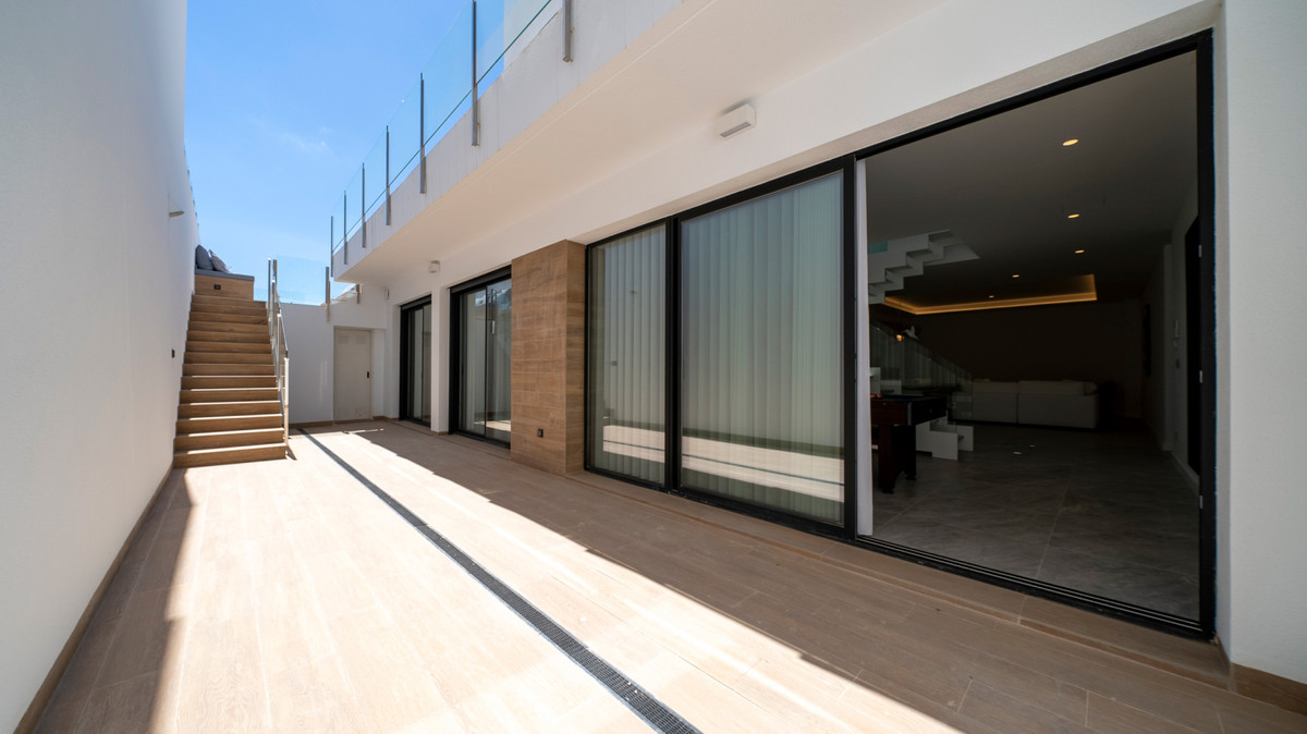 Finestrat: Lujo Exclusivo con Vistas Infinitas al Mar, Villa de lujo exclusiva en Finestrat, Alicante. Vistas al mar inigualables, skyline Benidorm, piscina infinity y 5 suites. Vive el sueño mediterráneo en Costa B