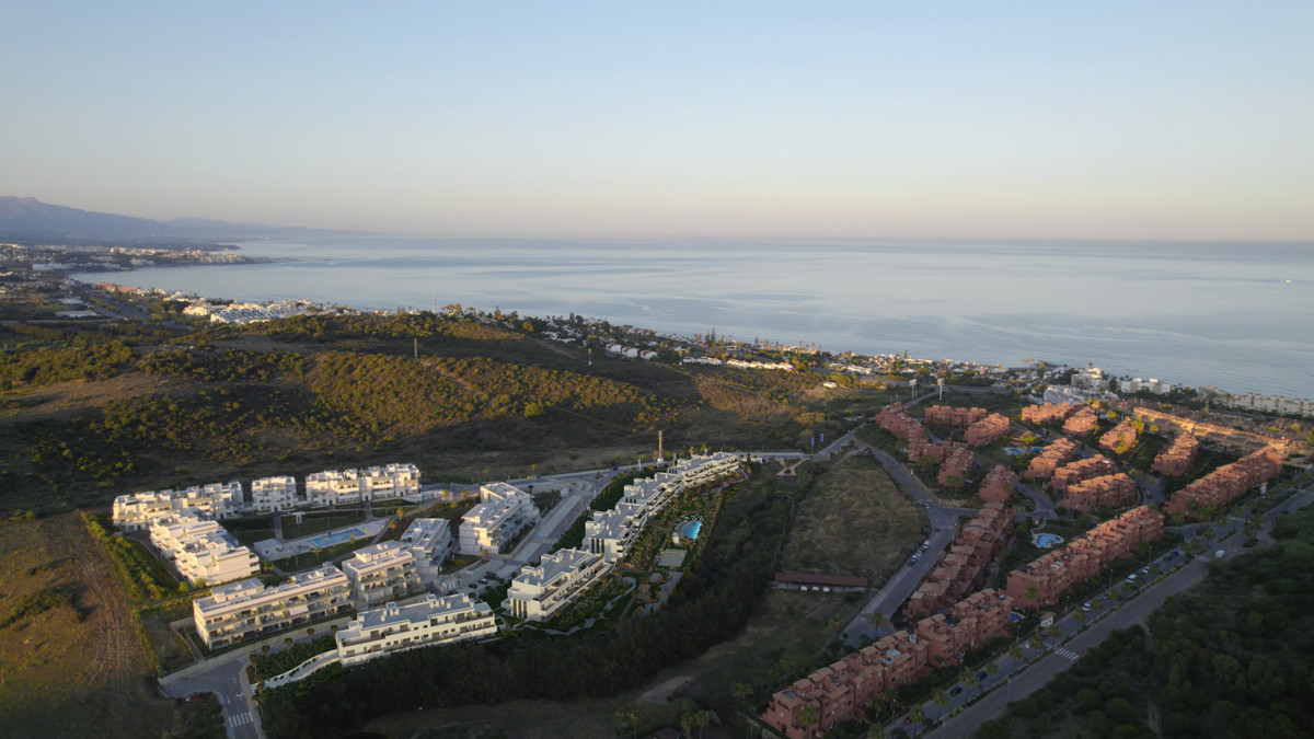 Vive Estepona: Apartamento Resort con Jardín, Descubre tu oasis en Estepona, Costa del Sol. Apartamento de lujo de 3 dorm. en nuevo complejo con zonas comunes resort: piscina, spa, co-working. Cerca de play