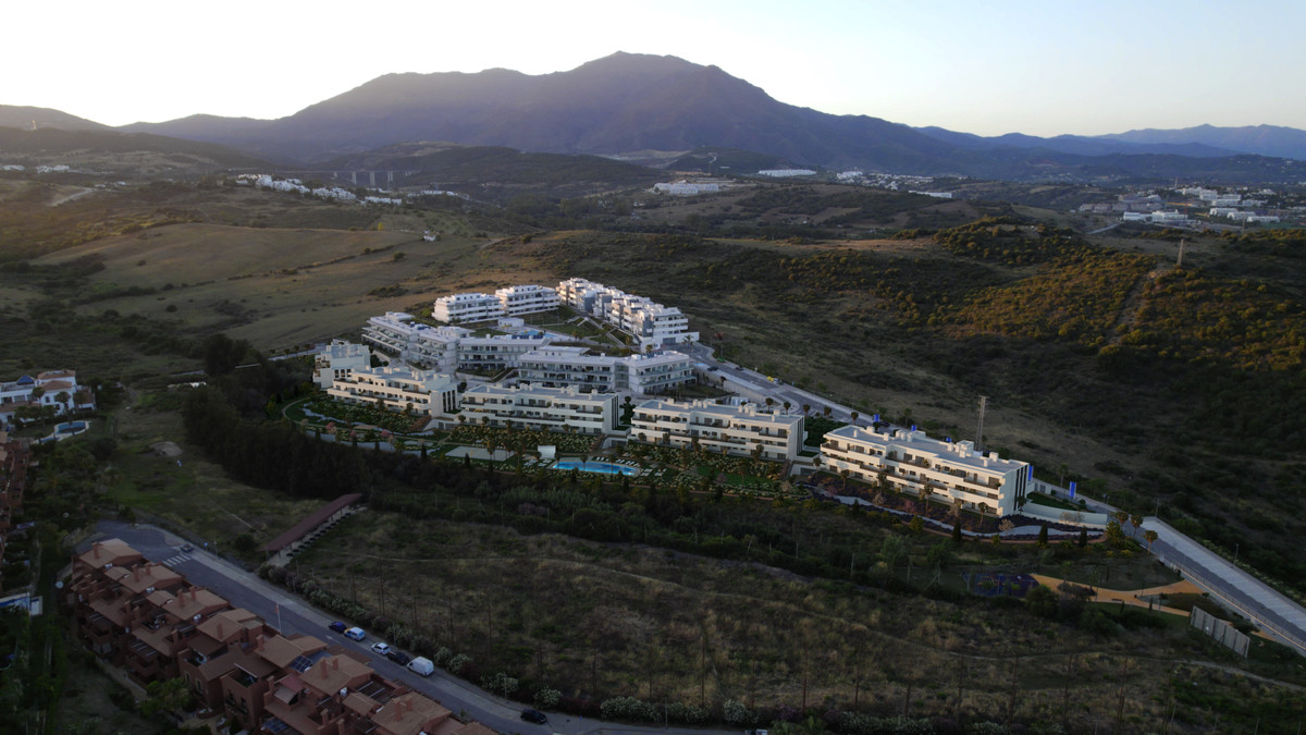 Vive Estepona: Apartamento Resort con Jardín, Descubre tu oasis en Estepona, Costa del Sol. Apartamento de lujo de 3 dorm. en nuevo complejo con zonas comunes resort: piscina, spa, co-working. Cerca de play