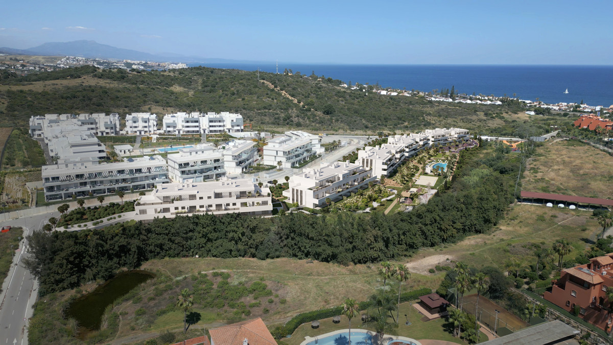 Vive Estepona: Apartamento Resort con Jardín, Descubre tu oasis en Estepona, Costa del Sol. Apartamento de lujo de 3 dorm. en nuevo complejo con zonas comunes resort: piscina, spa, co-working. Cerca de play