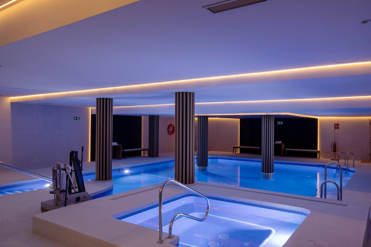 Estepona: Adosados de Lujo, Golf y Entrega Inmediata, Estepona, Costa del Sol: Adosados de lujo listos para entrar a vivir. Primera línea de golf, vistas al mar, piscinas y spa. ¡Su hogar de ensueño con entrega inm