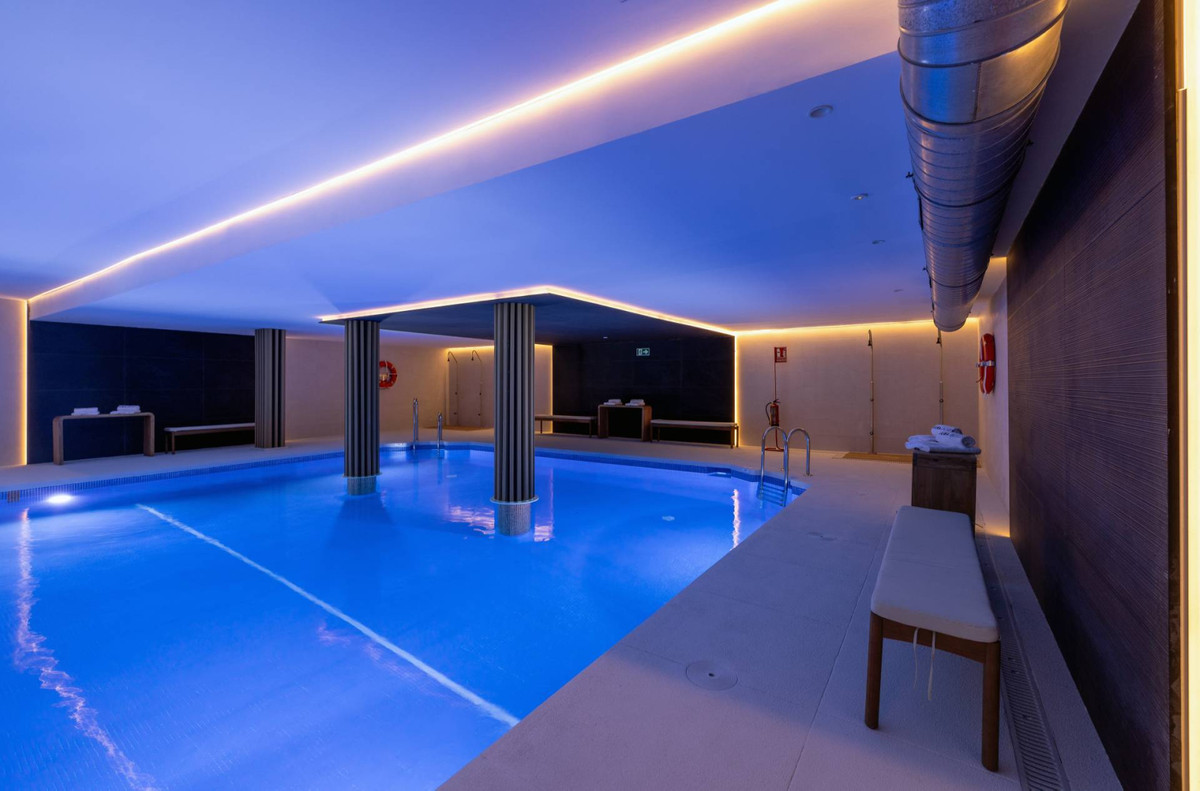 Estepona: Adosados de Lujo, Golf y Entrega Inmediata, Estepona, Costa del Sol: Adosados de lujo listos para entrar a vivir. Primera línea de golf, vistas al mar, piscinas y spa. ¡Su hogar de ensueño con entrega inm