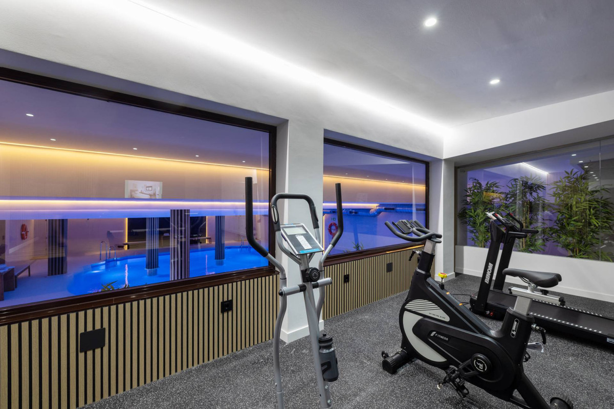 Estepona: Adosados de Lujo, Golf y Entrega Inmediata, Estepona, Costa del Sol: Adosados de lujo listos para entrar a vivir. Primera línea de golf, vistas al mar, piscinas y spa. ¡Su hogar de ensueño con entrega inm