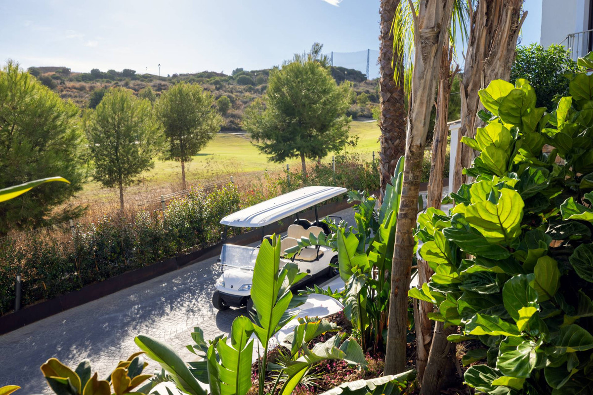 Estepona: Adosados de Lujo, Golf y Entrega Inmediata, Estepona, Costa del Sol: Adosados de lujo listos para entrar a vivir. Primera línea de golf, vistas al mar, piscinas y spa. ¡Su hogar de ensueño con entrega inm