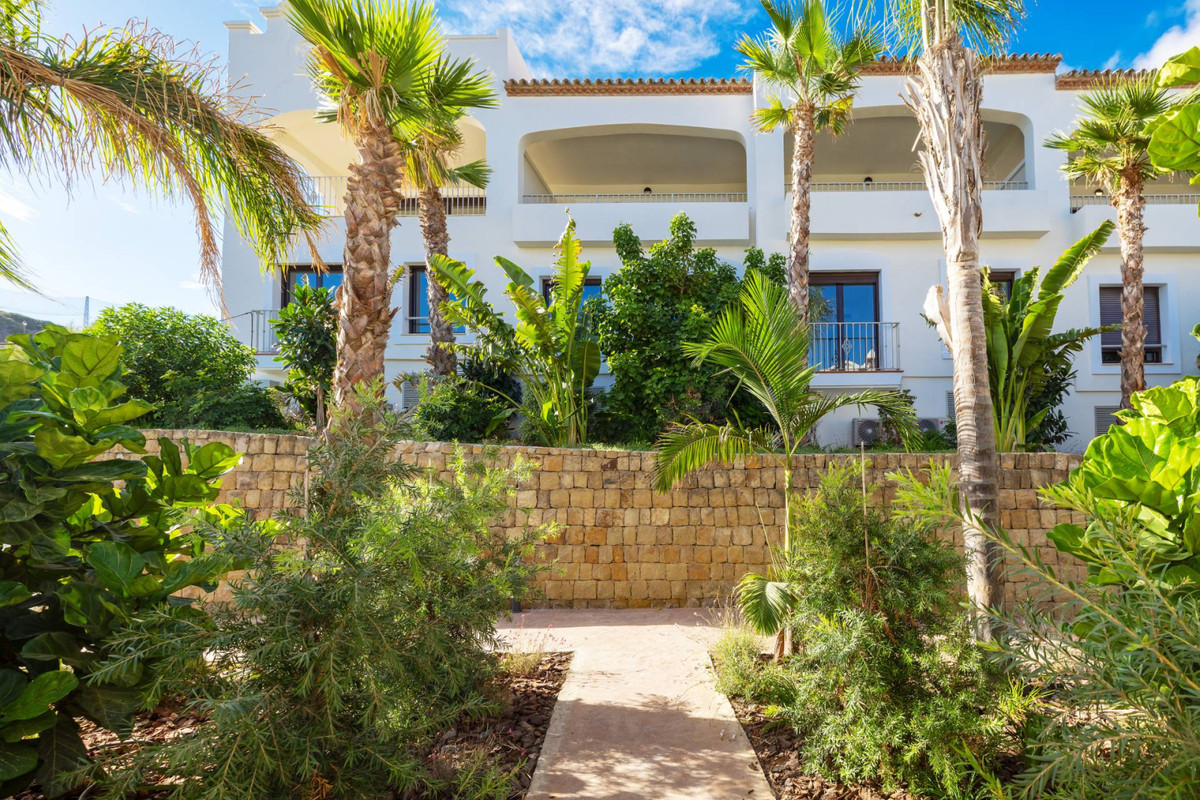 Estepona: Adosados de Lujo, Golf y Entrega Inmediata, Estepona, Costa del Sol: Adosados de lujo listos para entrar a vivir. Primera línea de golf, vistas al mar, piscinas y spa. ¡Su hogar de ensueño con entrega inm