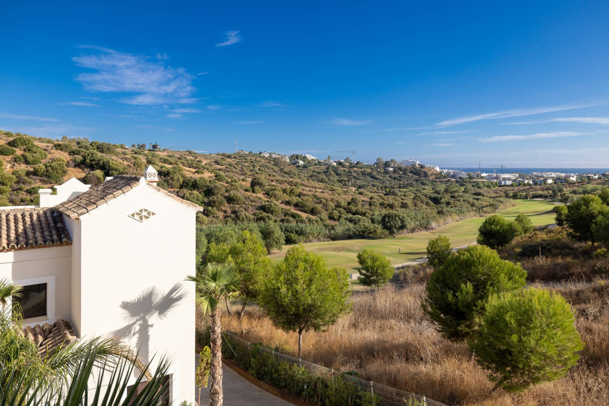 Estepona: Adosados de Lujo, Golf y Entrega Inmediata, Estepona, Costa del Sol: Adosados de lujo listos para entrar a vivir. Primera línea de golf, vistas al mar, piscinas y spa. ¡Su hogar de ensueño con entrega inm