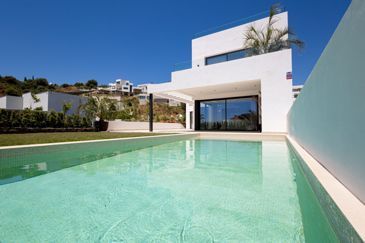 Mijas: Villa de Lujo con Vistas Mar y Montaña, Villas de lujo en Mijas, Málaga. 4 exclusivas villas independientes en Higuerón con vistas panorámicas al mar y montaña. Diseño moderno, piscina privada. ¡Vive
