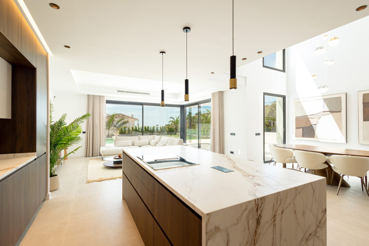 Mijas: Villa de Lujo con Vistas Mar y Montaña, Villas de lujo en Mijas, Málaga. 4 exclusivas villas independientes en Higuerón con vistas panorámicas al mar y montaña. Diseño moderno, piscina privada. ¡Vive