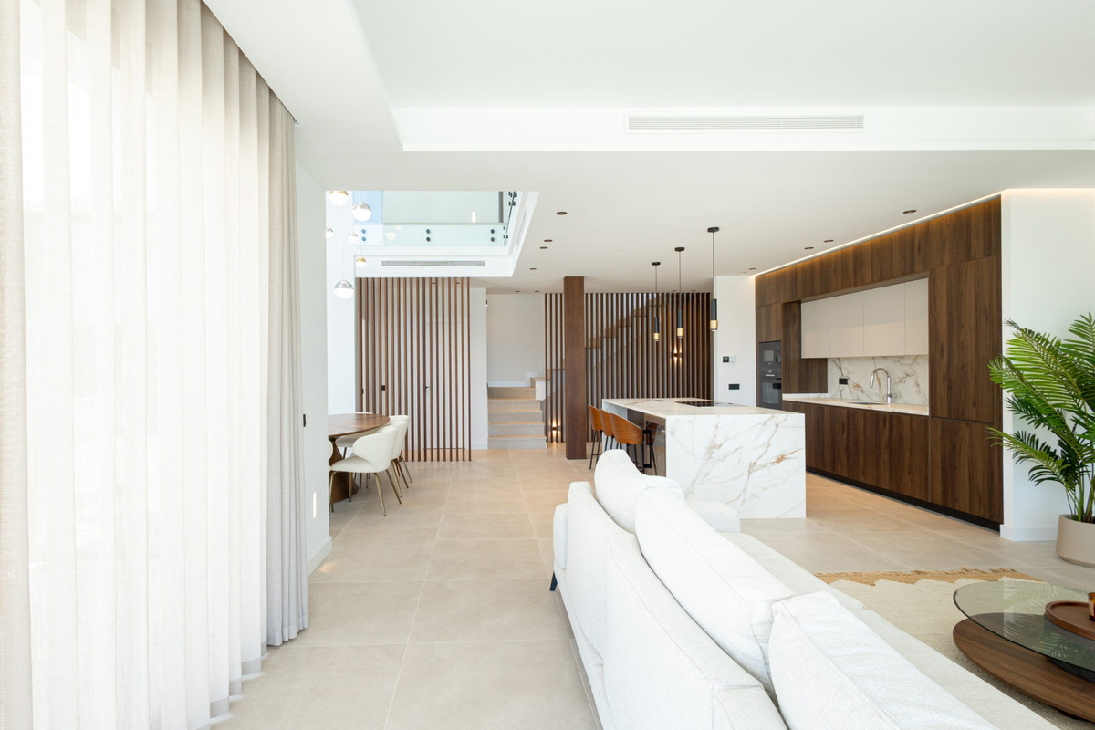 Mijas: Villa de Lujo con Vistas Mar y Montaña, Villas de lujo en Mijas, Málaga. 4 exclusivas villas independientes en Higuerón con vistas panorámicas al mar y montaña. Diseño moderno, piscina privada. ¡Vive