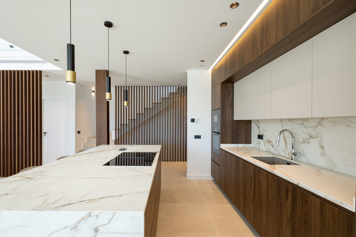 Mijas: Villa de Lujo con Vistas Mar y Montaña, Villas de lujo en Mijas, Málaga. 4 exclusivas villas independientes en Higuerón con vistas panorámicas al mar y montaña. Diseño moderno, piscina privada. ¡Vive