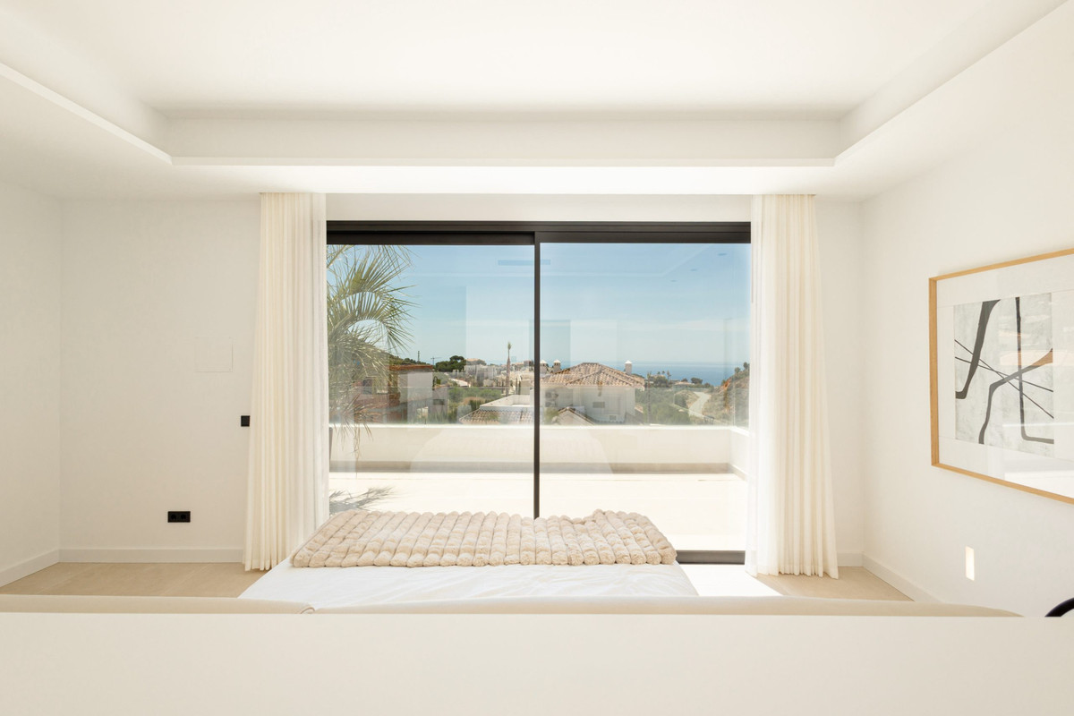 Mijas: Villa de Lujo con Vistas Mar y Montaña, Villas de lujo en Mijas, Málaga. 4 exclusivas villas independientes en Higuerón con vistas panorámicas al mar y montaña. Diseño moderno, piscina privada. ¡Vive
