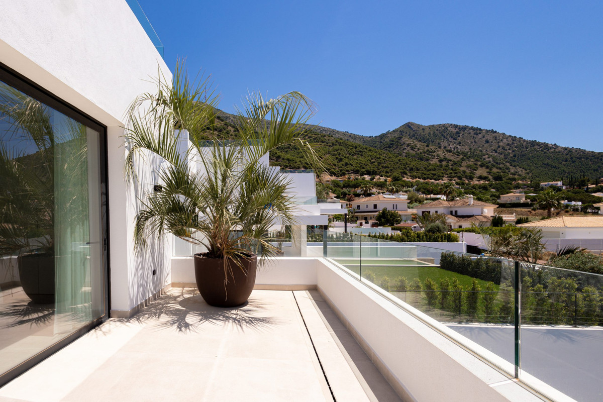 Mijas: Villa de Lujo con Vistas Mar y Montaña, Villas de lujo en Mijas, Málaga. 4 exclusivas villas independientes en Higuerón con vistas panorámicas al mar y montaña. Diseño moderno, piscina privada. ¡Vive