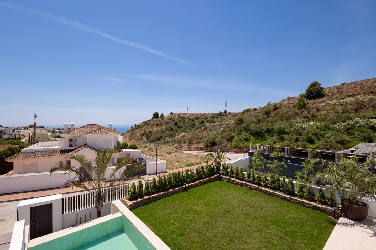 Mijas: Villa de Lujo con Vistas Mar y Montaña, Villas de lujo en Mijas, Málaga. 4 exclusivas villas independientes en Higuerón con vistas panorámicas al mar y montaña. Diseño moderno, piscina privada. ¡Vive