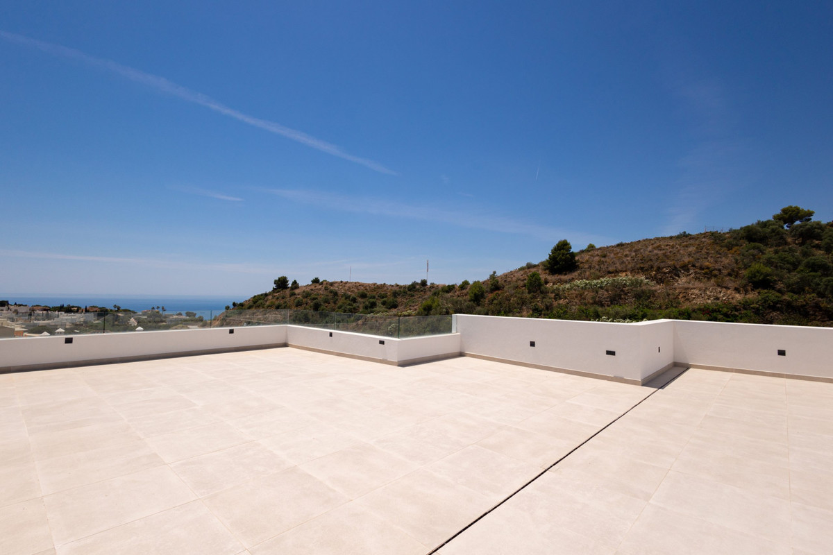 Mijas: Villa de Lujo con Vistas Mar y Montaña, Villas de lujo en Mijas, Málaga. 4 exclusivas villas independientes en Higuerón con vistas panorámicas al mar y montaña. Diseño moderno, piscina privada. ¡Vive